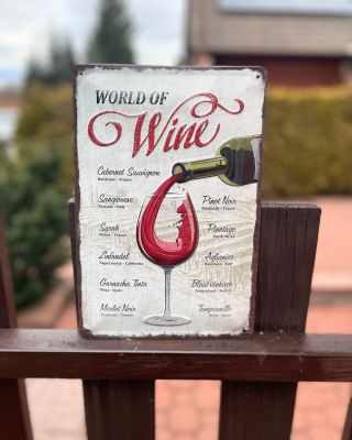 Stylová plechová cedule s typy červených vín se hodí do každé vinotéky, kuchyně nebo na zeď tam, kde nejčastěji...