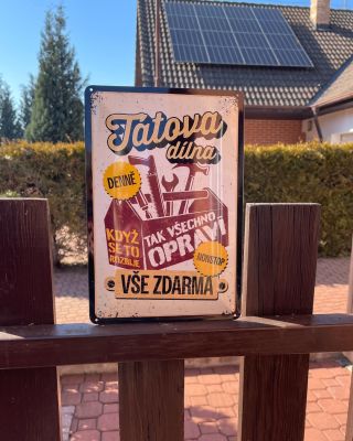 Hledáš ideální dárek pro tátu kutila? 🎁 Tady je! Plechová cedule Tátova dílna je přesně to, co mu chybí na jeho pracovní...